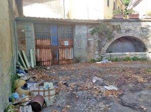 L'esterno del magazzino comunale di Orte