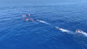 Lampedusa - Cinque migranti si gettano in mare dalla Open Arms