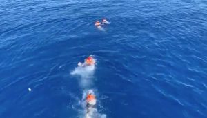 Lampedusa - Cinque migranti si gettano in mare dalla Open Arms