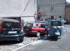 Acquapendente - L'ape finito contro le due macchine