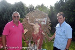 Volfango Viola e don Eduardo Juarez con il Cristo Risorto sommerso