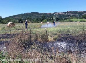 Montefiascone - Incendio di sterpaglie nella valle del lago