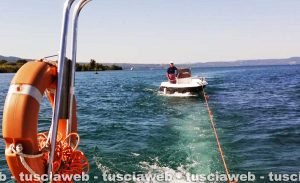 Capodimonte - Il salvataggio dell'imbarcazione in avaria nel lago di Bolsena
