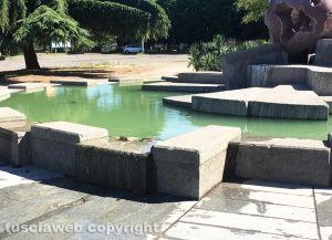 Viterbo - Degrado alla fontana della Sfera