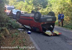 Capranica - Auto ribaltata a strada Longinotti