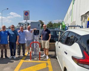 Viterbo - Il gruppo di Fratelli d'Italia alla colonnina elettrica per auto