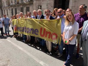 La protesta di Fratelli d'Italia sotto alla sede del Mise