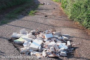 Ronciglione - Materiali edili abbandonati in mezzo alla strada