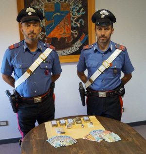 La droga e i soldi sequestrati dai carabinieri di Montefiascone