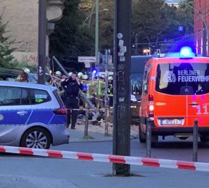 Berlino - Porsche piomba sul marciapiede e uccide tre adulti e un neonato