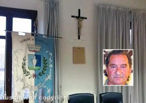 Vasanello - La sala del consiglio con la foto di Mattarella Capovolta - Nel riquadro Antonio Porri