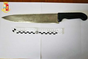 Civitavecchia - Ferisce due poliziotti - Il coltello da macelleria sequestrato