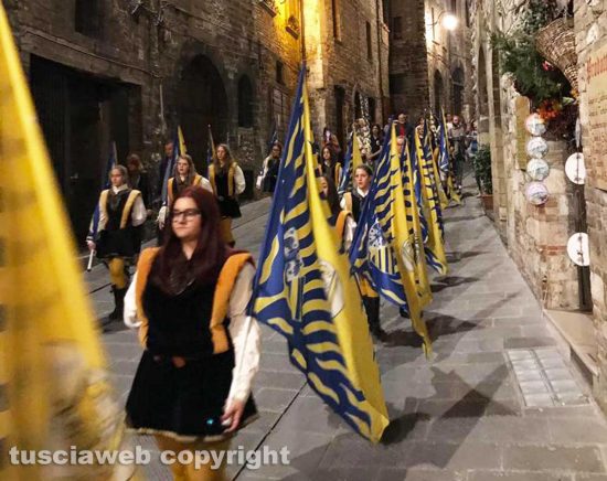 Le sbandieratrici e gli sbandieratori Città di Viterbo a Gubbio