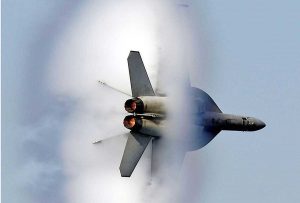 Un F-18 supera il muro del suono