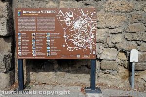 Viterbo - Il cartello turistico a porta Romana oggi