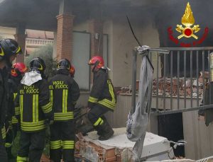 Roma - I vigili del fuoco intervengono per spegnere le fiamme della palazzina dove si è verificata l'esplosione