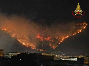 Sarno - Incendio sul monte Saretto