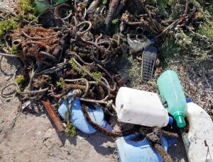 Civitavecchia - I rifiuti rimossi dalla Guardia costiera e dai vigili del fuoco