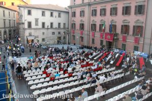 Santa Rosa -Le sedie a piazza del Comune