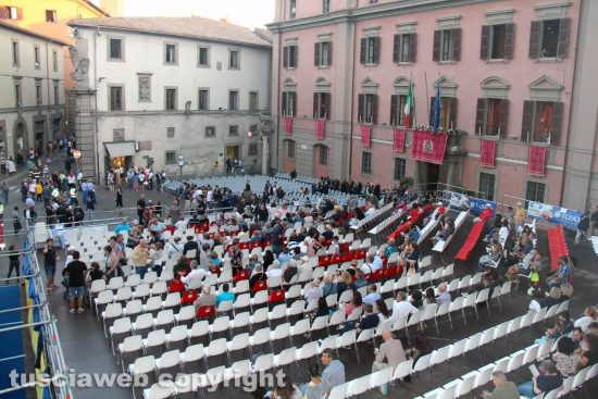 Santa Rosa -Le sedie a piazza del Comune