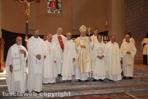 Viterbo - La messa per celebrare i 50 anni di sacerdozio di don Elio, parroco della Verità