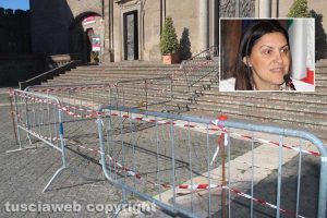 Viterbo - La delimitazioni per il passaggio sotto al duomo e nel riquadro l'assessora Alessia Mancini