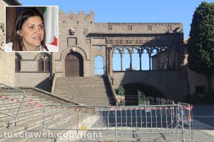 Viterbo - La delimitazioni per il passaggio sotto al duomo e nel riquadro l'assessora Alessia Mancini