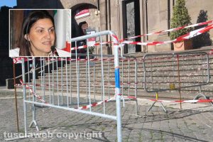 Viterbo - La delimitazioni per il passaggio sotto al duomo e nel riquadro l'assessora Alessia Mancini