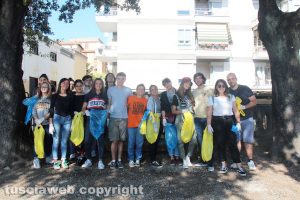 Viterbo - I ragazzi che si sono riuniti per pulire Pratogiardino