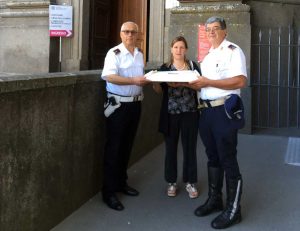 Il vigile Natali e il vigile Mecarini con la dottoressa Rava in una operazione di trasporto