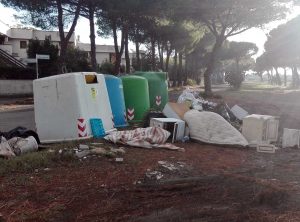 Rifiuti abbandonati a Montalto Marina