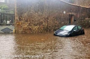 Viterbo - Porta San Pietro allagata - Coppia di ragazzi intrappolati in auto dall'acqua