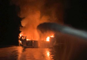Santa Cruz - Imbarcazione in fiamme