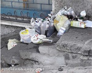 Viterbo - Immondizia in strada a San Faustino