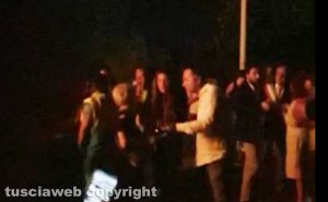 Santa Rosa - Gianmaria Santucci discute animatamente con una giornalista durante la diretta della minimacchina di Santa Barbara - Immagine da un audiovideo che pubblicheremo nei prossimi giorni