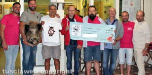 Gruppo di cacciatori aiuta un bambino con la leucemia