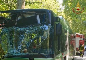Caprara d’Abruzzo - Autobus fuori strada nel pescarese, 30 feriti.