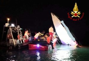 Venezia - incidente nautico, imbarcazione contro diga di San Nicoletto