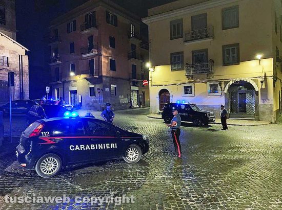 Viterbo - Controlli dei carabinieri nel centro storico - Piazza San Faustino