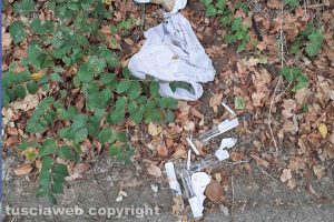 Viterbo - Siringhe usate gettate in strada Riello