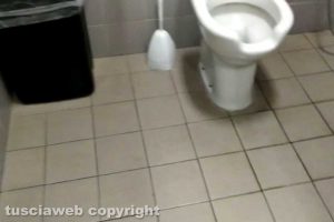 Viterbo - Uno dei bagni dell'Asl dopo le pulizie