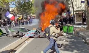 Parigi - Scontri alla manifestazione per il clima