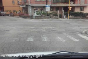 Viterbo - L'avvallamento sull'asfalto tra via Sabotino e via Santa Maria della Grotticella