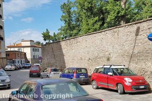 Viterbo - Sosta selvaggia in via primo Maggio