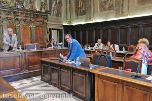 Viterbo - Consiglio comunale - Erbetti consegna bicchieri biodegradabili