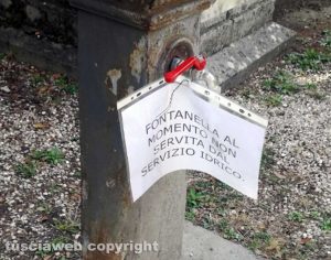 Il cartello sulla fontanella al cimitero di Viterbo