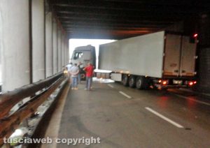 Il camion uscito di strada