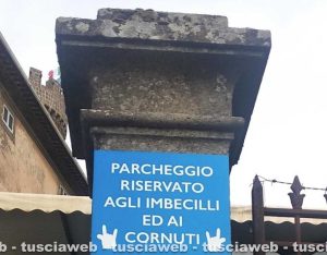 Bagnaia - Il cartello del "Parcheggio riservato agli imbecilli ed ai cornuti"