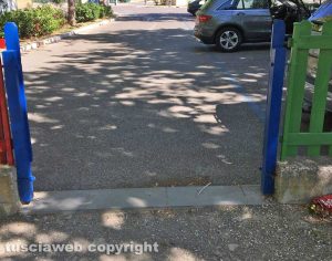 Bolsena - Il cancello del parco giochi divelto