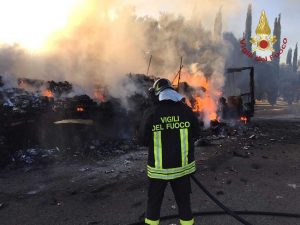 I pompieri in azione per l'autoarticolato in fiamme